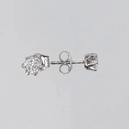 Ett par Örhängen i vitguld med diamanter 2xca0,34ct kvalité ca W/VS Ø5mm 18K Vikt: 1,7 g