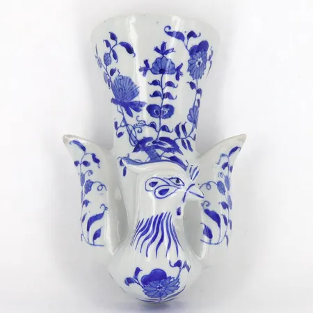 Väggvas i porslin med blå dekor, okänt fabrikat, handmålad, höjd ca 21cm  Vikt: 0 g