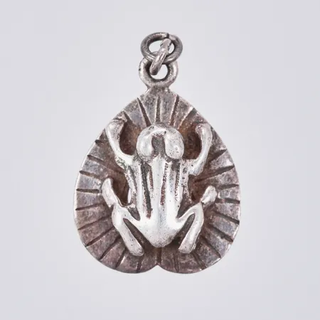 Hänge i silver, saknar större ögla, längd ca 22mm, bredd ca16mm, silver Vikt: 2,9 g