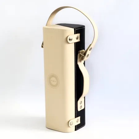 Champagneväska Nicolas Feuillatte, syntetiskt läder, höjd ca 34cm Vikt: 0 g Skickas med paket.