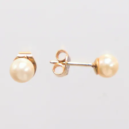 Ett Par örhängen med pärlor Ø5mm, längd 1,5cm, 18K. Vikt: 1,6 g