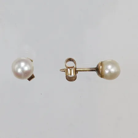 Ett par Örhängen med odlade pärlor Ø5,5mm visst slitage 18K Vikt: 1,4 g