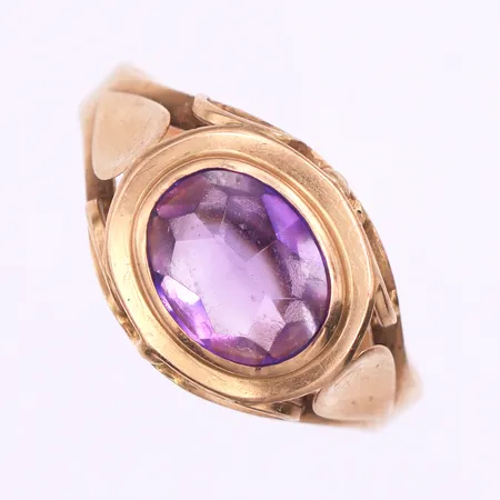 Ring med sten,Sävsjö Guldsmeds AB 1958,storlek ca 18 mm,bredd ca 2.4-11.2 mm,18k. Vikt: 2,4 g