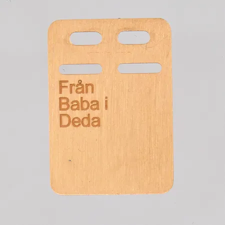 Hänge id-bricka längd 27mm bredd 19mm gravyr 18K Vikt: 2 g