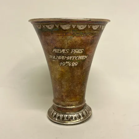 Pokal Guldsmedsaktiebolaget i Stockholm år 1933 höjd 13,5cm Ø ca 10cm, gravyr, ojämnheter silver 830/1000  Vikt: 126,4 g