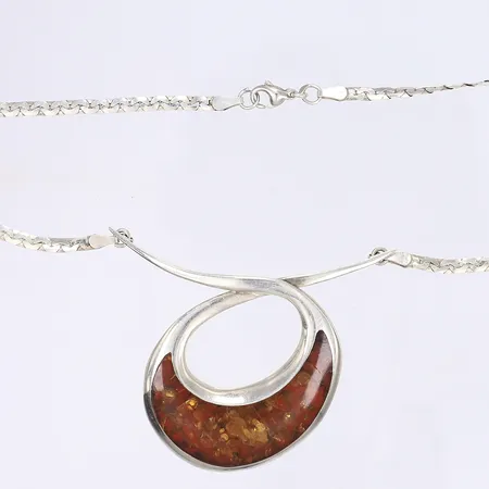 Halscollier med brun sten 40cm, bredd 3-40mm, brun sten troligen resin/plast, sprickor i sten, bucklig kedja, silver 830/1000 Vikt: 18,8 g