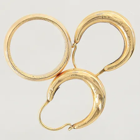 Guldsmycken buckliga gravyr 18K  Vikt: 10,9 g