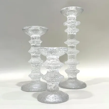 Ljusstakar Festivo Timo Sarpaneeva för Iittala, tre stycken, signerade, höjd ca 12cm, 18,5cm samt 24,5cm, klarglas, den längsta med smärre nagg vid tredje ringen uppifrån, kännbart men inte synbart Skickas med postpaket.