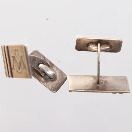 Ett par Manschettknappar, längd 22,6mm, bredd 12,4mm, gravyr, silver 830/1000 Vikt: 9,7 g