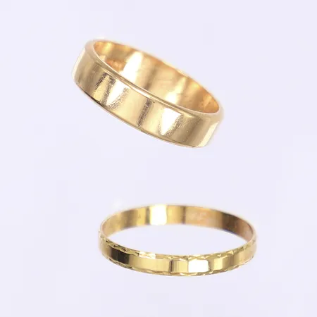 2 Ringar stl: 19 gravyr 18K Vikt: 7,2 g