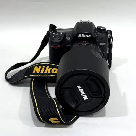 1 Kamera Nikon D7000 serie-nr:6549197, 1 Objektiv Nikon ED AF-S Nikkor AF-S 70-300mm 1:4.5-5.6G, serie-nr:3037148, motljusskydd, batteri, laddare, axelrem   Skickas med postpaket.