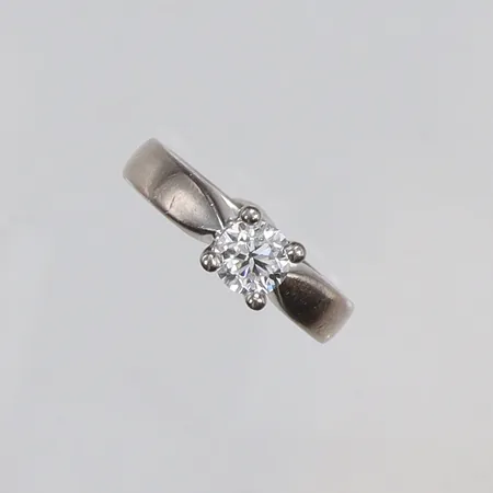 Ring i vitguld med diamant 1xca0,70ct kvalité TW/Si1 stl:16½ bredd 3,5-6mm JSS (Sandin & Söner) Göteborg 2017 18K Vikt: 7,1 g