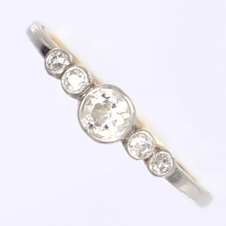 Ring med vita stenar stl: 17½ bredd 1-4mm 18K Vikt: 1,6 g