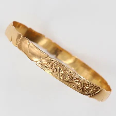 Armring med dekor Ø66mm bredd 8mm ostämplat 18K.  Vikt: 19,5 g