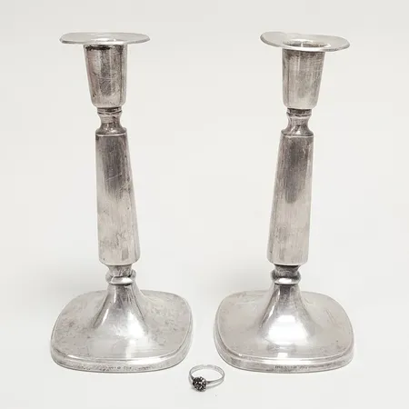 Diverse silver skevt buckligt, fyllda ljusstakar, saknar stenar, 830/1000, bruttovikt 408,4g.