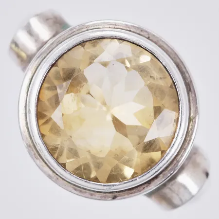 Ring med citrin stl: 17 bredd: ca 4-15mm 925/1000, silver Vikt: 7,4 g
