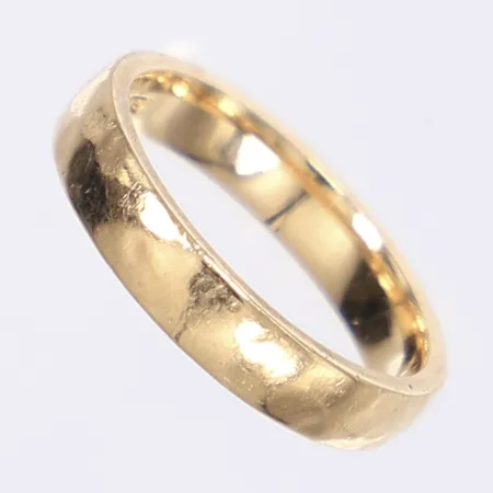 Ring med hamrad yta stl: 17 bredd 4mm gravyr 18K Vikt: 5,2 g
