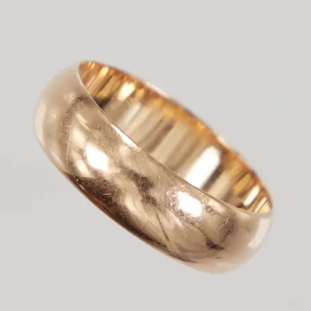 Ring Slät stl:19 bredd 6mm, med gravyr 18K Vikt: 6,1 g