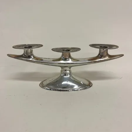 Ljusstake höjd 9,5cm bredd 7,5cm längd 27,5cm, fylld, gravyr silver 835/1000 Vikt: 344,7 g