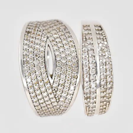2 Ringar med vita stenar stl:18¼ en sten saknas silver 925/1000 Vikt: 5,4 g