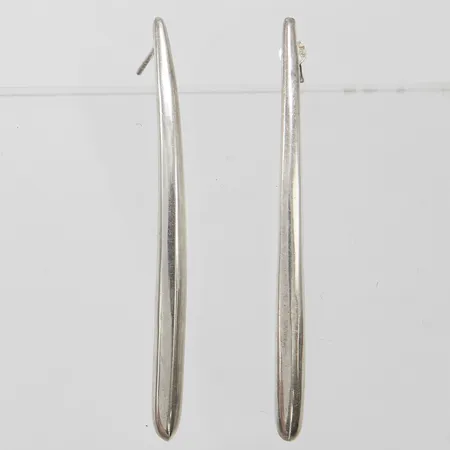 Örhängen längd: 56,5mm, bredd: 2-4mm, mindre bucklor, en snurrebuss saknas, silver 925/1000 Vikt: 3,3 g