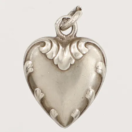 Hänge hjärta med dekor i relief längd 20mm inklusive ögla, bredd 14mm, 925/1000 silver Vikt: 1,6 g