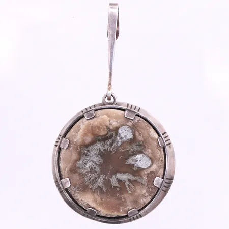 Hänge med tassavtryck i konstmassa,Per Sköld Stockholm,diameter 4 cm,totalvikt 35.7 gram. Vikt: 35,7 g