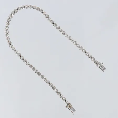 Armband Riviére vitguld 59 briljantslipade diamanter totalt 0,98ctv enligt gravyr, 3 diamanter indikerar på syntetiska, längd ca 16cm, bredd 2,5mm 18K Vikt: 5,7 g