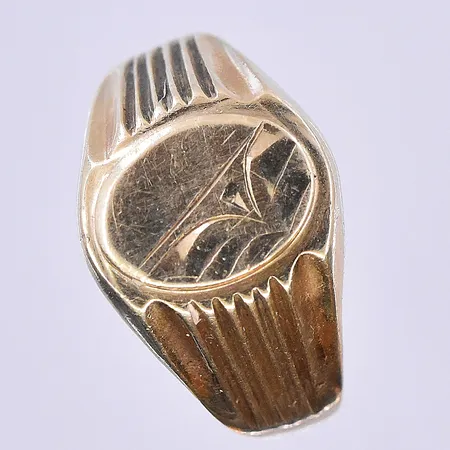 Klackring stl:19¾ bredd 3-13 mm, något skev 14K. Vikt: 5,2 g