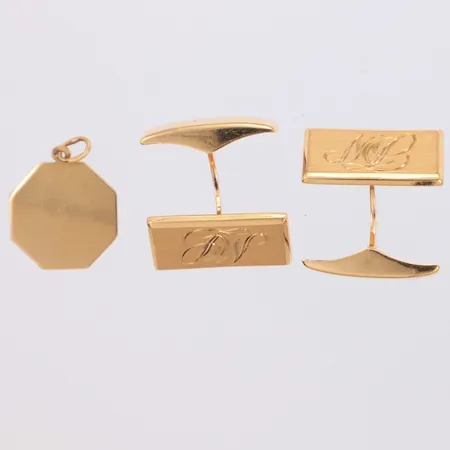Manschettknappar och hänge med gravyr 18K Vikt: 5,6 g