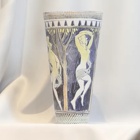 Vas Tilgmans Keramik signerad och daterad Marian Zawadzki 1955, glaserat lergods med motiv av kvinnor höjd 26 cm, smärre slitage  Skickas med postpaket.