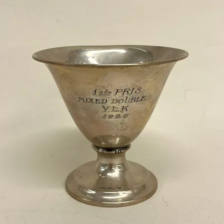 Pokal Hallbergs Guldsmeds Ab i Stockholm år 1926 höjd 9cm Ø ca 9,5cm, gravyr, silver 830/1000 silver  Vikt: 70,3 g