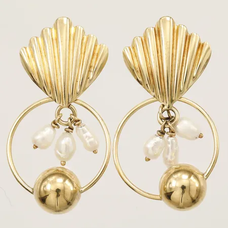 Ett par örhängen med pärlor längd 33mm, bredd 19mm, 18K Vikt: 5,6 g