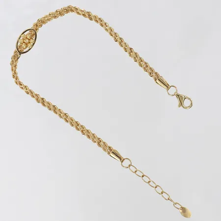 Armband med dubbelradig cordell samt dekor av kulor längd 19,5-23cm bredd 3,8-8,5mm, 18K.  Vikt: 4,4 g