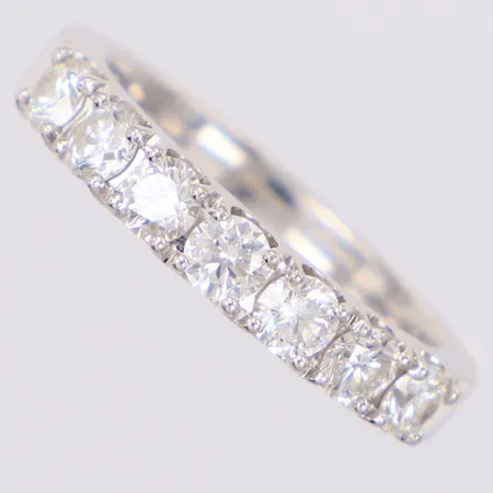 Ring halvallians med diamanter 7xca0,15ct ca W(H)/Si-P stl:17, bredd 3,5mm, GHA, vitguld, 18K  Vikt: 6,7 g
