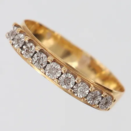 Ring med 8/8-slipade diamanter 9 x ca 0,005ct stl:15¾ bredd 3mm GHA skev tvåfärgat 18K.  Vikt: 1,2 g