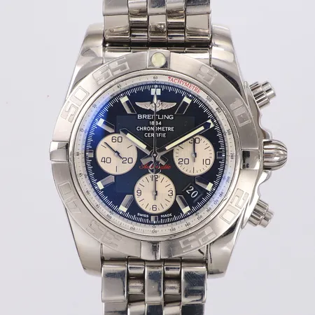 Herrur Breitling Chronomat stål automatisk, 44mm, refnr AB0110, snr 3021367, datum (återställer ej korrekt), kronograf, pilotlänk i stål med bruksrepor, certifikat 2013, chronometercert, manualer, extra länkbitar, box, ytterkartong