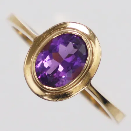 Ring med lila sten stl:17¾ bredd 2-11mm 18K Vikt: 3 g