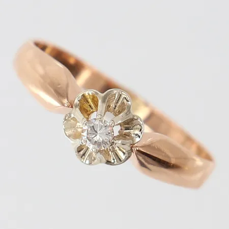 Ring med vit sten stl:19¼ bredd 2,4-7,2mm 14K.  Vikt: 2,1 g