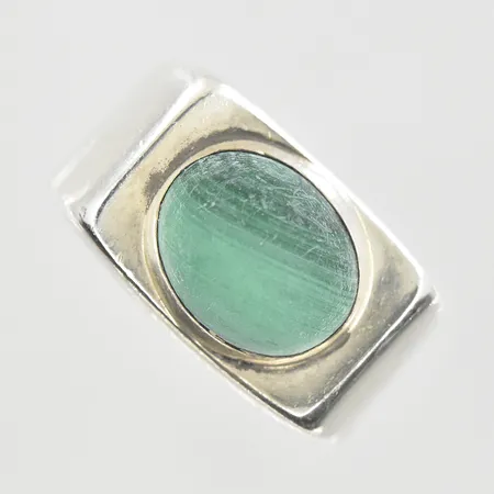 Ring med malakit stl:16¾, bredd 6-10 mm, silver. Vikt: 4,9 g