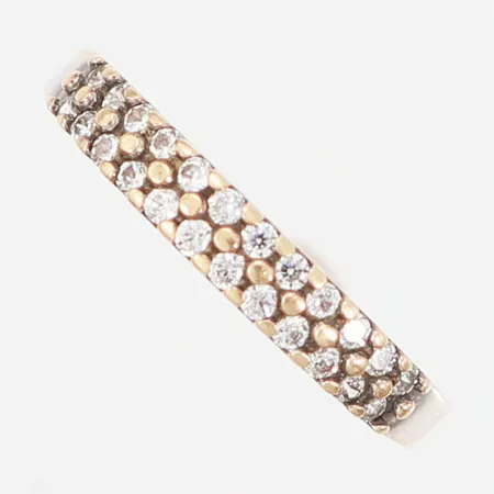 Ring vitguld med vita stenar, stl 17½, bredd: 1-3mm, stort behov av omrodinering, slitage, 18K Vikt: 2,5 g