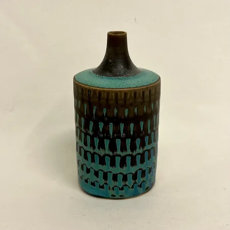 Miniatyrvas Stig Lindberg för Gustavsberg studio 10,5cm glaserat stengods, signerad, fläck på undersidan  Skickas med postpaket.