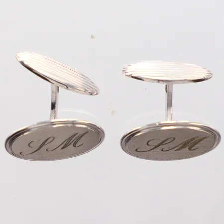 Ett par Manschettknappar, längd 21,3mm, bredd 14,7mm, gravyr, silver 830/1000 Vikt: 9,6 g