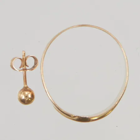 1 Ring, skev, 1 Omaka örhänge, 18K 3,0g.