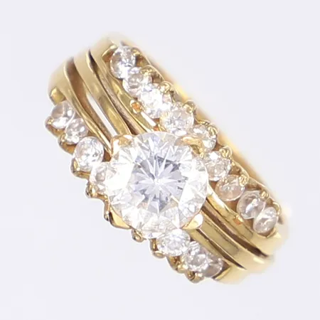 Ring med vita stenar stl: 17½ bredd 5-7mm troligen omarbetad från tre separata ringar 21K Vikt: 10,5 g