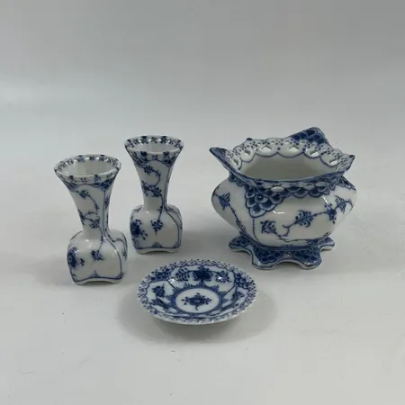 ROYAL COPENHAGEN. "musselmalet", helblond,vaser 2 st nummer 1161 höjd ca 8 cm,sockerskål nummer 1112,höjd ca 8 cm,miniatyrfat nummer 1004,diameter ca 7.5 cm.