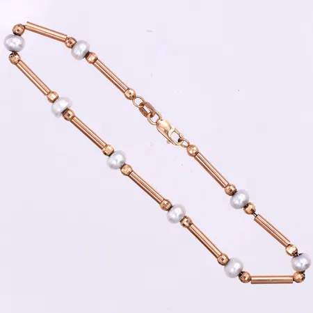 Armband med 8 st odlade pärlor,längd ca 19 cm,bredd 3-5 mm,18k. Vikt: 5,1 g