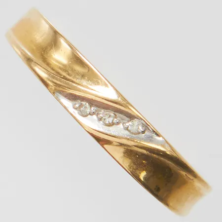 Ring med diamanter 3 x ca.0,005ct, 8/8-slipade, stl:17¼, bredd: 2,3-3,8mm, GFAB, 18K Vikt: 2,5 g