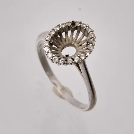 Ring stl:17, bredd 1,7-11,5mm, saknar mitten sten, 14K vitguld, 2,41g.