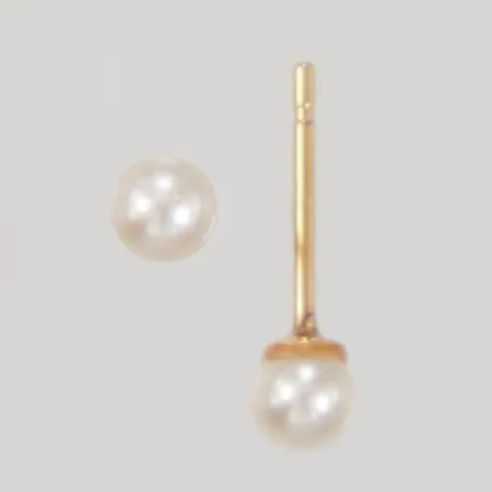 Ett par örhängen med pärlor Ø4mm, stift, saknar stoppar, ostämplade 18K Vikt: 0,5 g